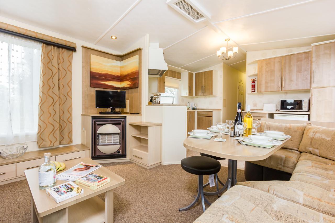 Orchards Holiday Park Каус Номер фото